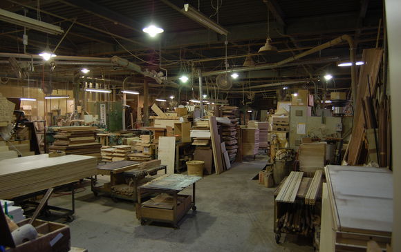 工場内で木造住宅のパネル加工・組立作業